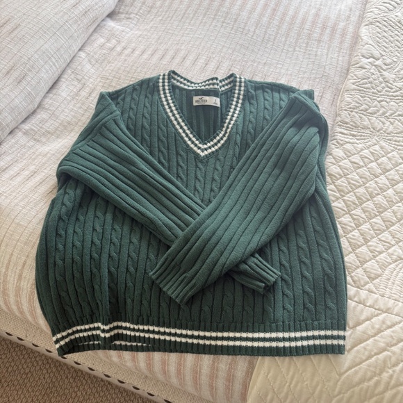 CABLE-KNIT V-NECK SWEATER - Picture 3 of 4